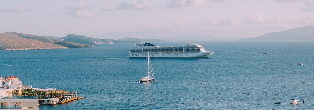 Kreuzfahrtschiff navigiert durch eine Bucht auf dem Meer