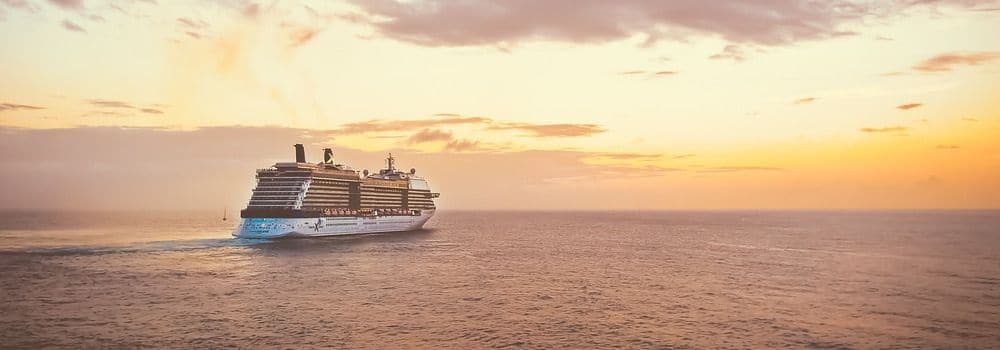 Kreuzfahrtschiff fährt auf dem Meer in den Sonnenuntergang