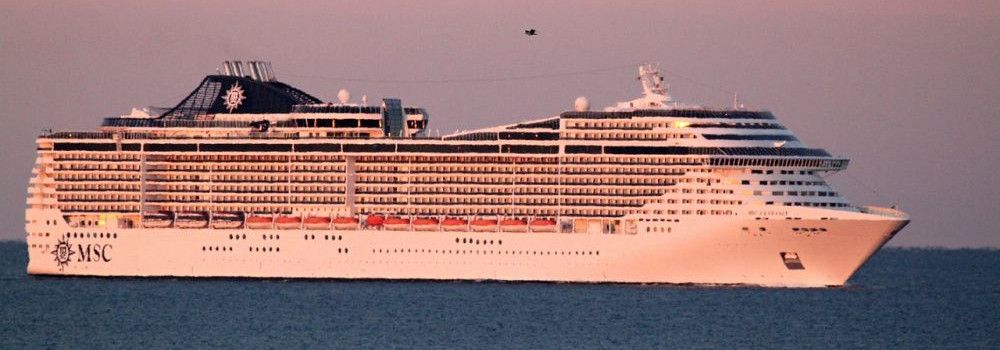 MSC Fantasia auf dem Meer mit Positionsbestimmung